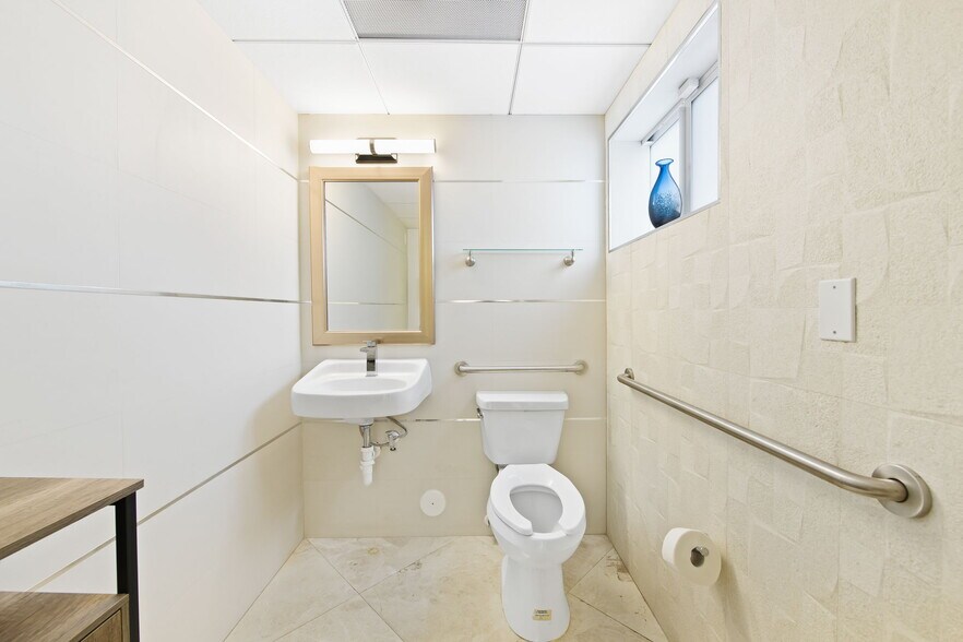 More Photos Of 2701-2709 E Oakland Park Blvd, Fort Lauderdale Storefront Retail Office For Lease