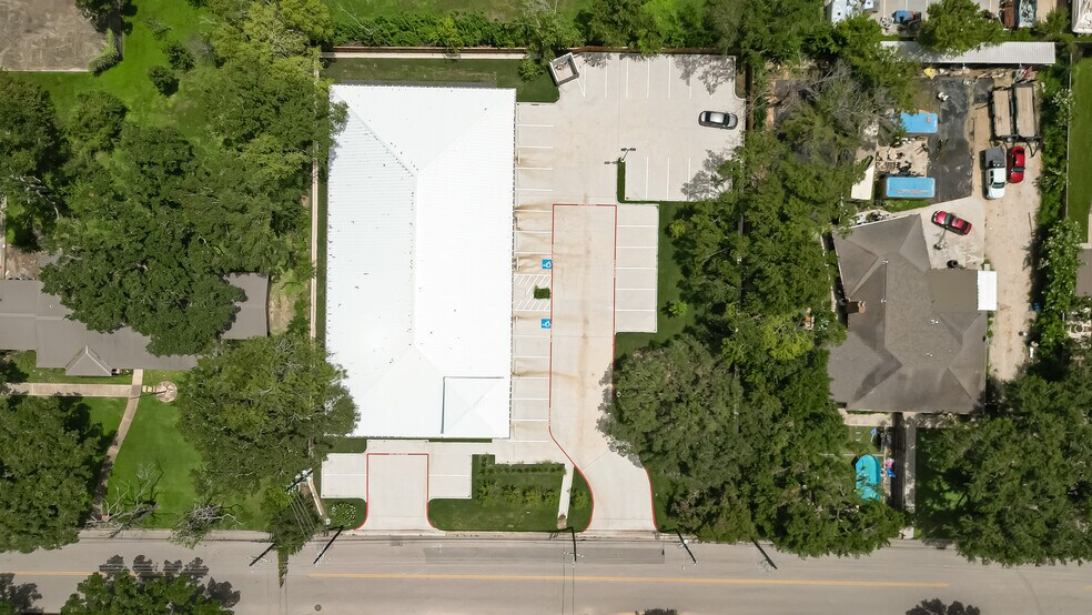 More Photos Of 910 East Ave, Katy Showroom For Lease