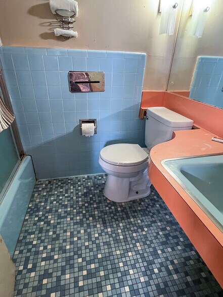 More Photos Of 819 W 7th St, Texarkana Hotel For Sale