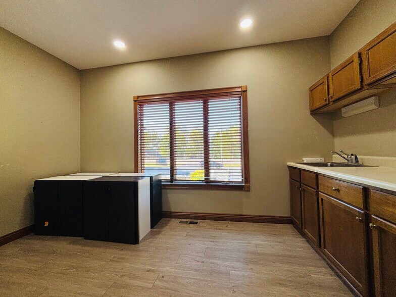 More Photos Of 1629 Harding Blvd, Cotter Medical For Sale