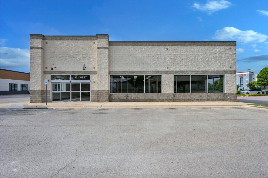 More Photos Of 451 W Louis Henna Blvd, Austin Freestanding For Lease