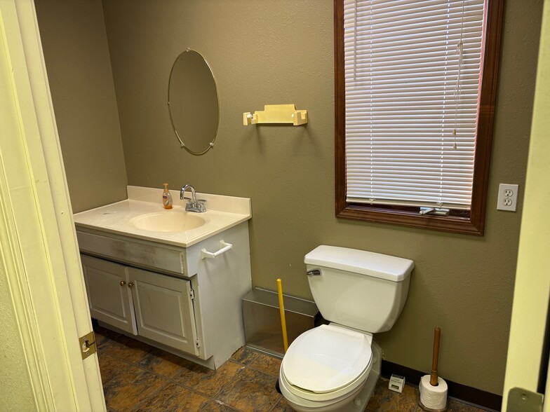 More Photos Of 11305 Hickman Mills Dr, Kansas City Office For Sale