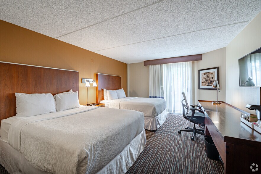 More Photos Of 900 W Lake Cook Rd, Buffalo Grove Hotel For Sale