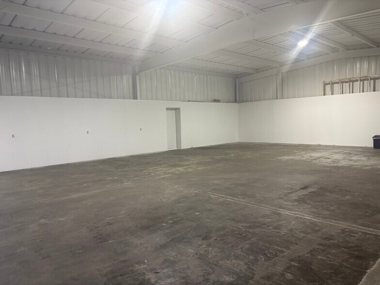 More Photos Of 2518 Memorial Pky SW, Huntsville Flex For Lease