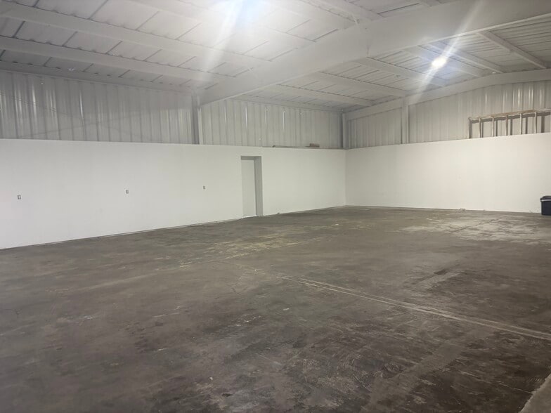 More Photos Of 2518 Memorial Pky SW, Huntsville Flex For Lease