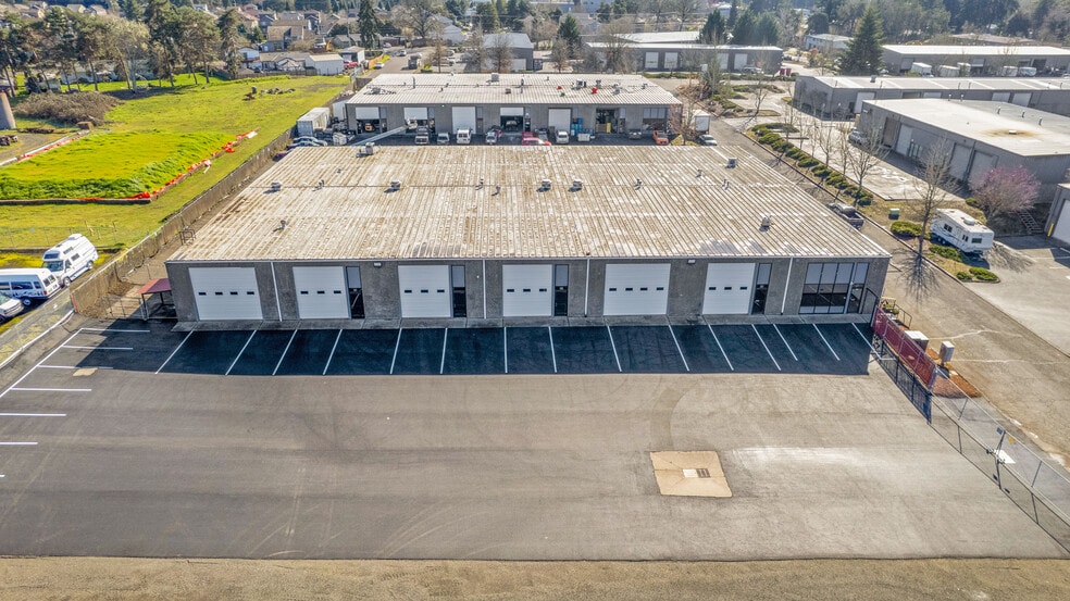 More Photos Of 2630 SE 39th Loop, Hillsboro Warehouse For Lease