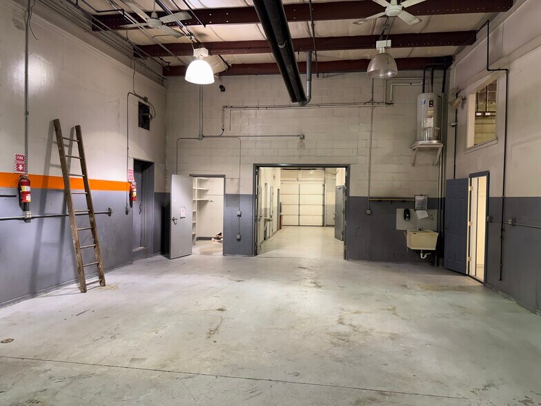 More Photos Of 327 Ashland Rd, Mansfield Showroom For Lease