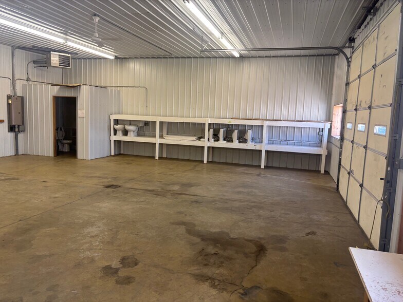More Photos Of 717 27th St SE, Minot Flex For Lease