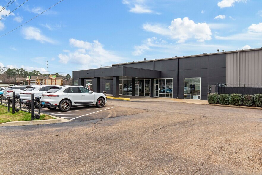 More Photos Of 5385 N I 55 St, Jackson Auto Dealership For Sale