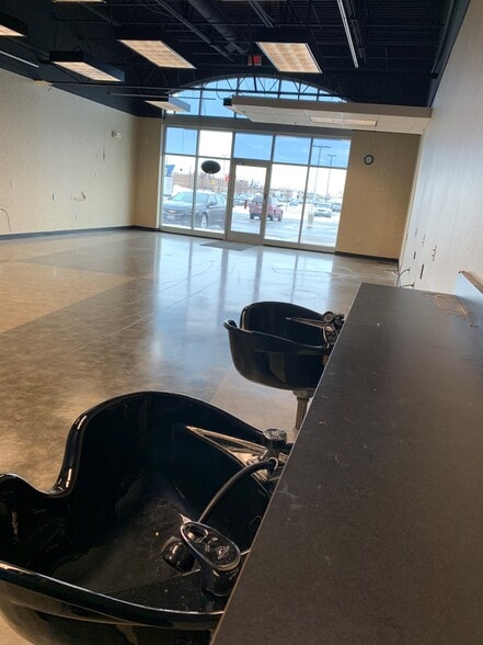 More Photos Of 2476 S Oneida St, Green Bay Storefront Retail Office For Lease