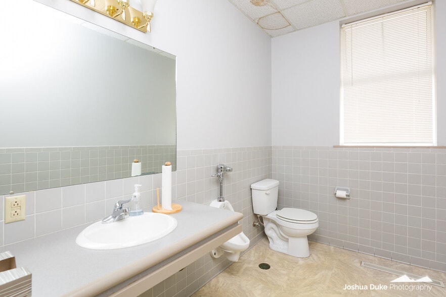 More Photos Of 215 N College Ave, Fayetteville Office For Lease