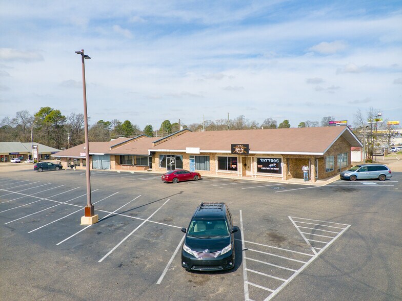 More Photos Of 3212-3260 N State Line Ave, Texarkana Storefront For Lease