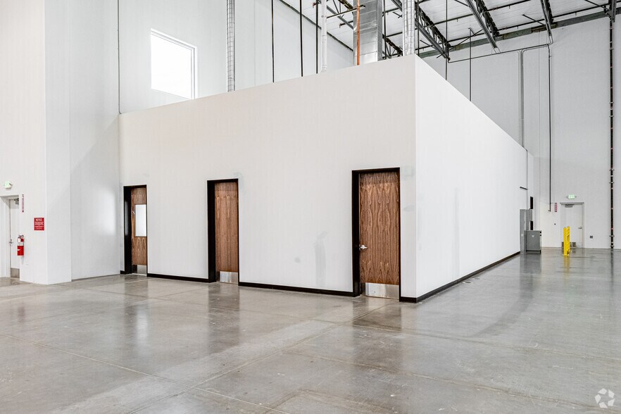 More Photos Of 15010 Don Julian Rd, City Of Industry Manufacturing For Lease