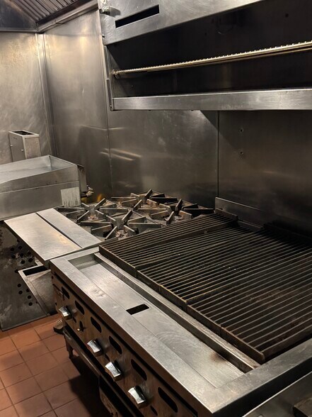 More Photos Of 215 W North Ave, Chicago Restaurant For Lease