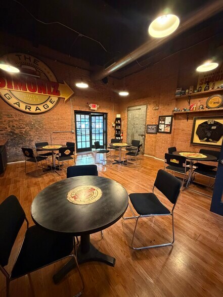 More Photos Of 281-283 Park Rd, West Hartford Showroom For Lease