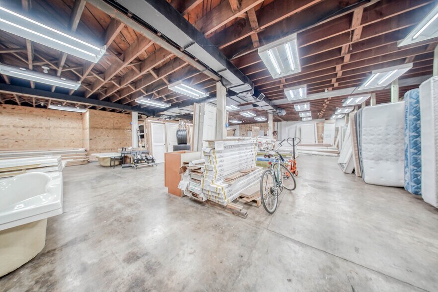 More Photos Of 105 E Walnut St, Houston Freestanding For Sale