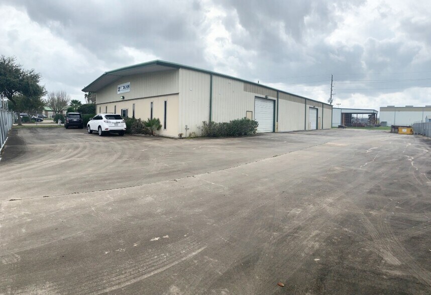 Primary Photo Of 15160 Nautique Way, Houston Warehouse For Lease