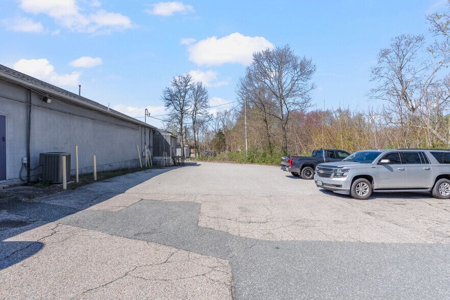 More Photos Of Post @ Post & Namcook Rds., North Kingstown Unknown For Lease
