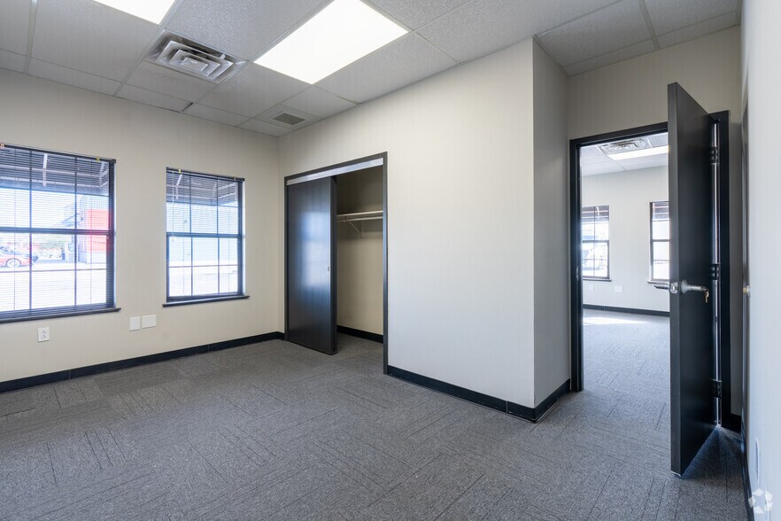 More Photos Of 7108 Airport Rd, El Paso Office For Sale