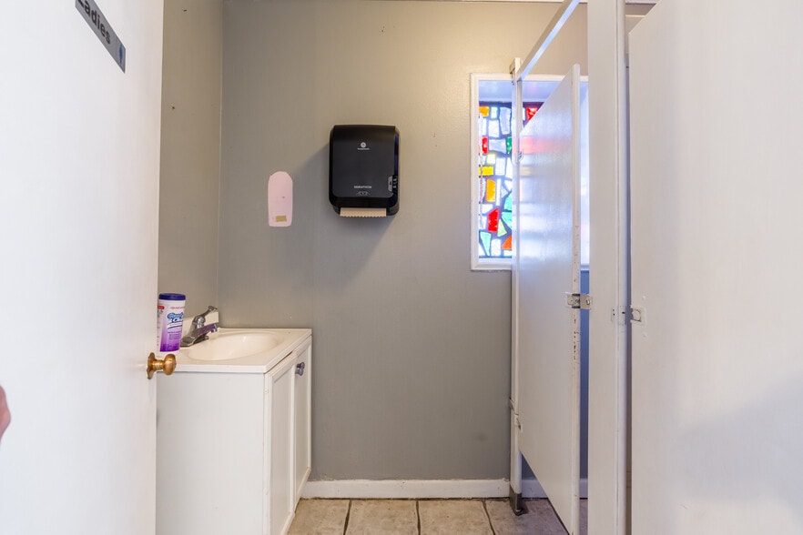 More Photos Of 1809 34th St, Lubbock Religious Facility For Sale