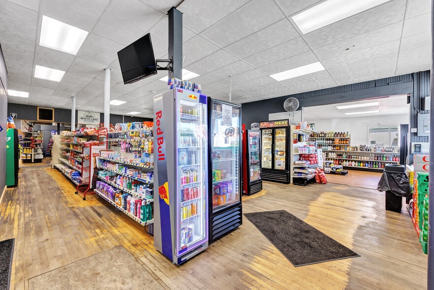 More Photos Of 633 Bissell St, White Lake General Retail For Sale