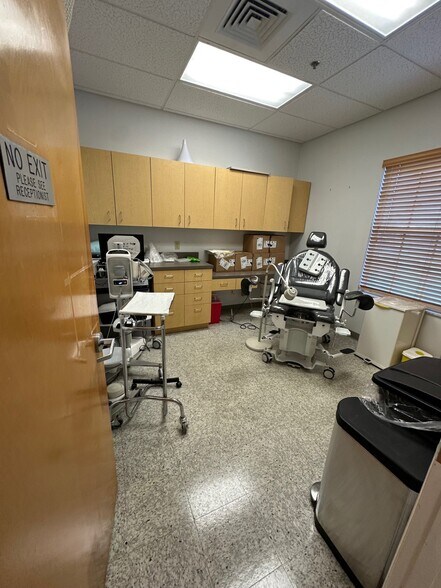 More Photos Of 842 Sunset Lake Blvd, Venice Medical For Lease