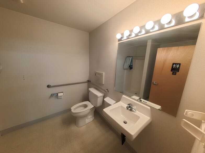 More Photos Of 635 SE Business Way, Bend Showroom For Sale