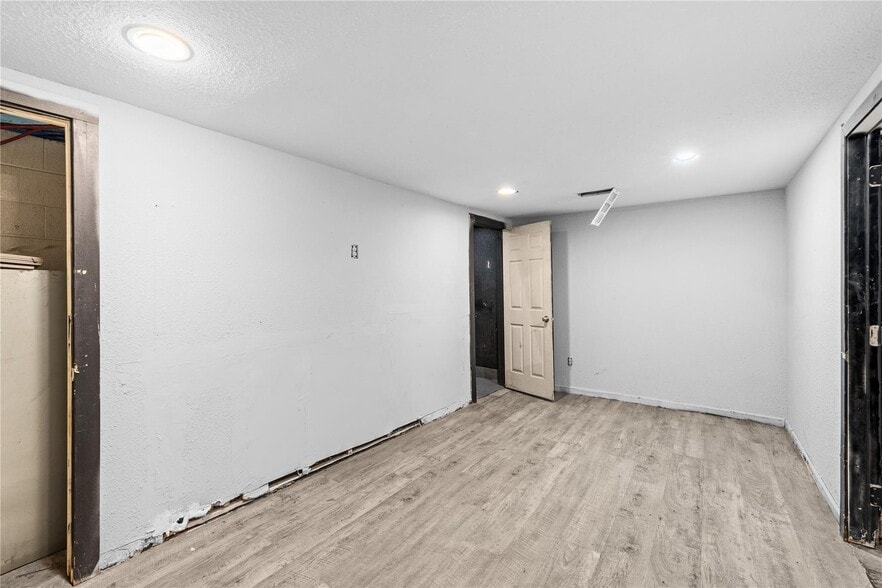 More Photos Of 125 Burrell Dr, Dallas Service For Lease