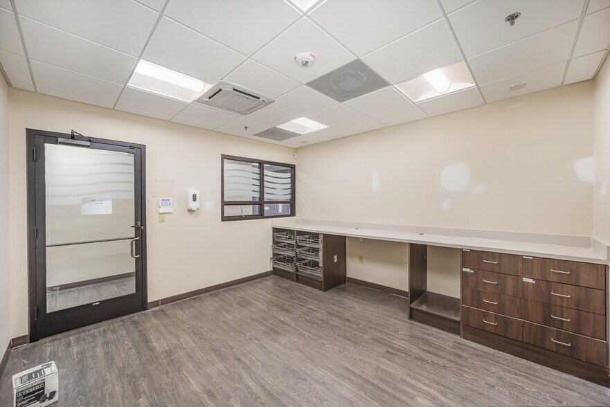 More Photos Of 2800-2826 W Sugar Creek Rd, Charlotte General Retail For Lease