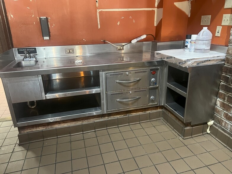 More Photos Of 7-9 E Bay St, Savannah Bar For Sale