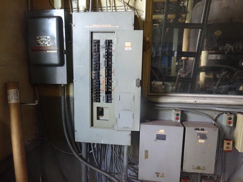 More Photos Of 3146 Marion St, Laureldale Manufacturing For Sale