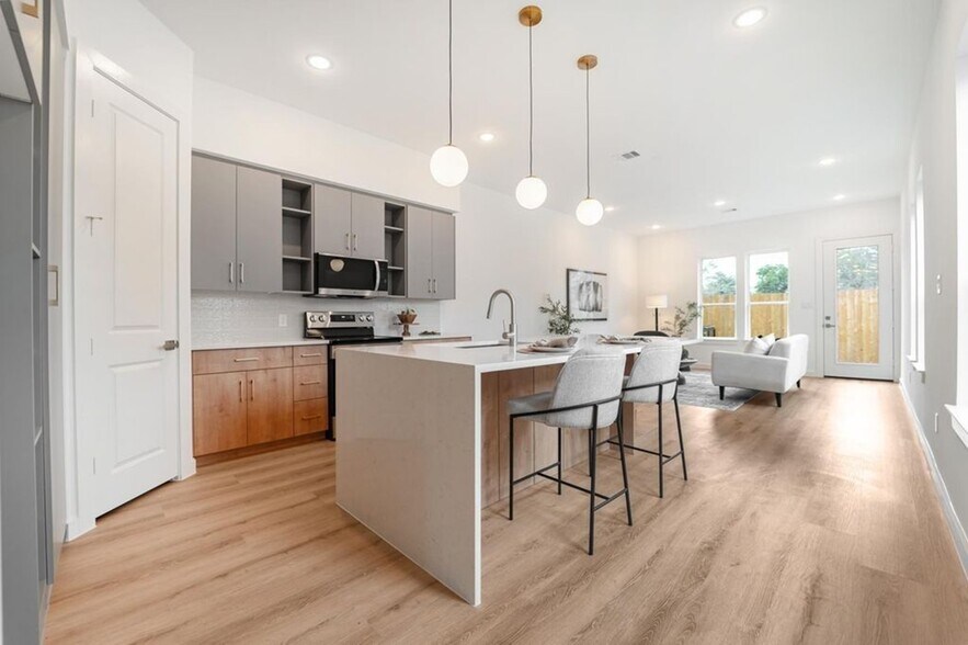 More Photos Of 7118 Eastwood st, Houston Multifamily For Sale