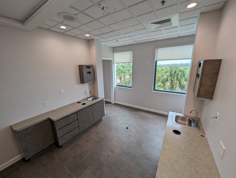 More Photos Of 3755 7th Ter, Vero Beach Medical For Lease