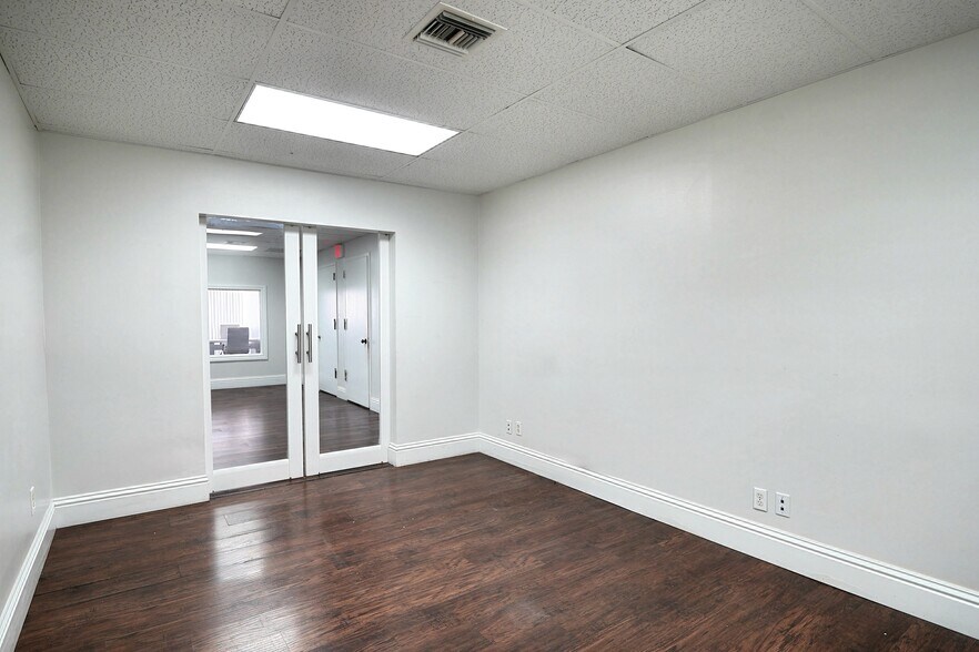 More Photos Of 2826 E Oakland Park Blvd, Fort Lauderdale Office For Sale