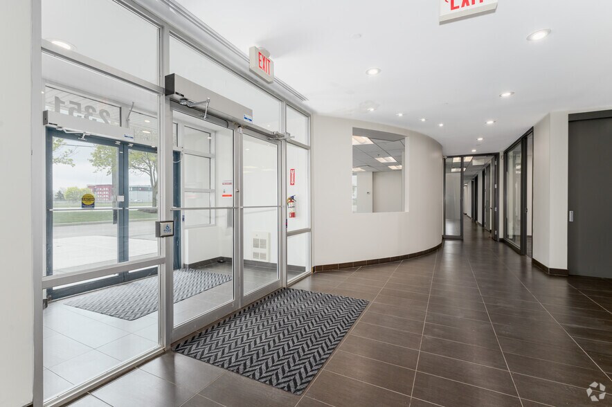 More Photos Of 2351 Upper Middle Rd E, Oakville Warehouse For Lease