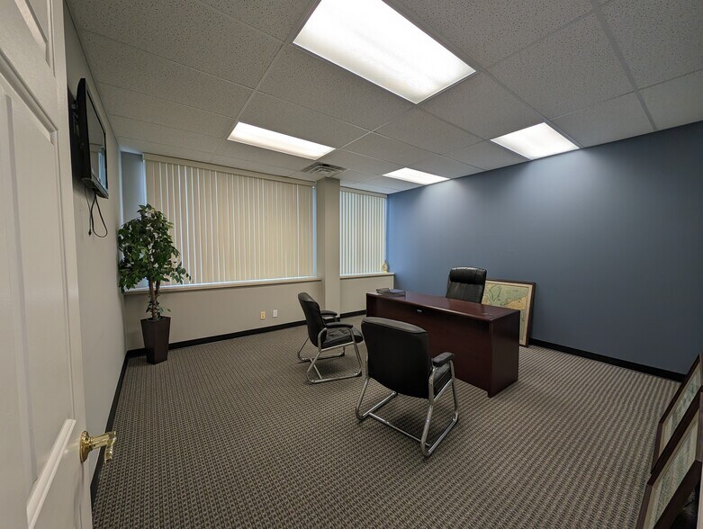 More Photos Of 401 S Earl Ave, Lafayette Office For Sale