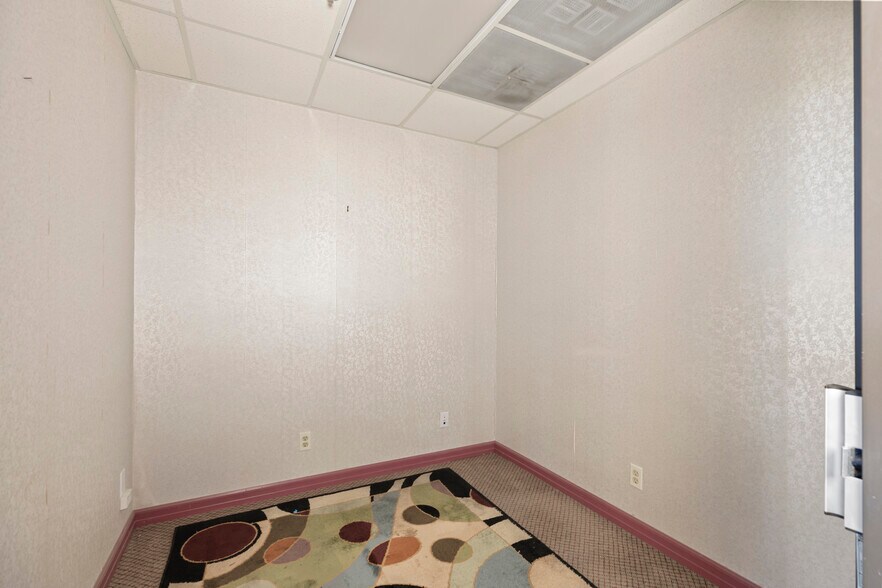 More Photos Of 44215 15th St W, Lancaster Medical For Sale