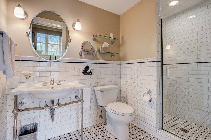 More Photos Of 5133 S Lake Dr, Cudahy Hospitality For Sale
