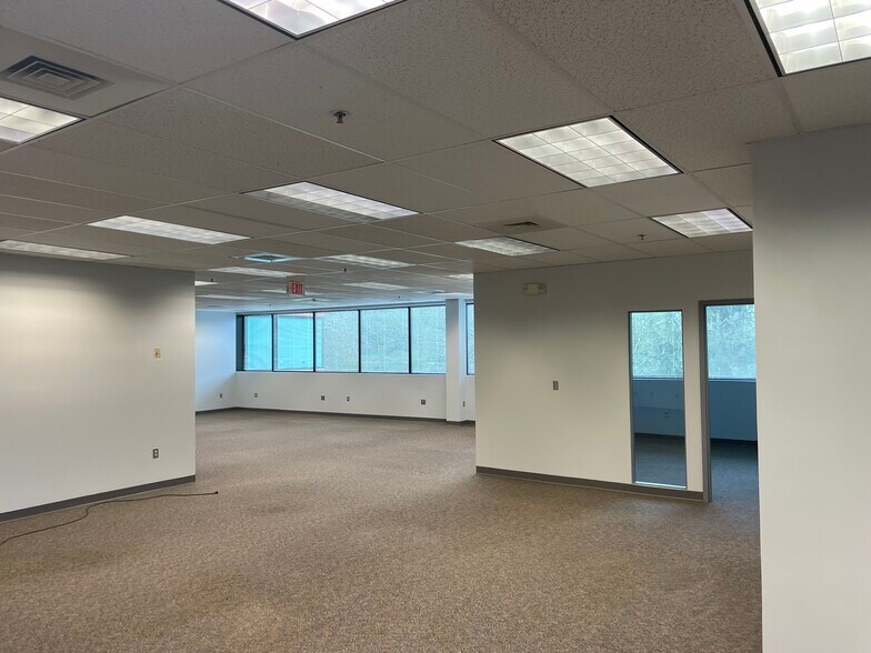 More Photos Of 10 Executive Dr, Farmington Office For Lease