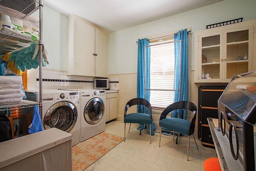 More Photos Of 108 W 10th 1/2 St, Houston Storefront Retail Office For Sale