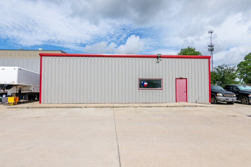 More Photos Of 6456 Cunningham Rd, Houston Industrial For Lease