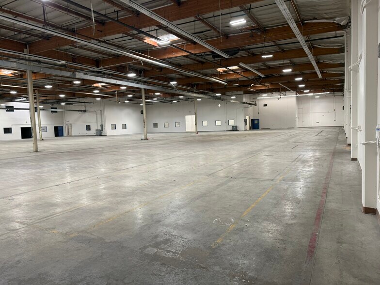 More Photos Of 8966 Mason Ave, Chatsworth Manufacturing For Lease