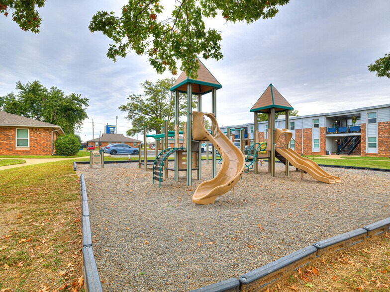 More Photos Of 1220 SE 9th St, Pryor Apartments For Sale