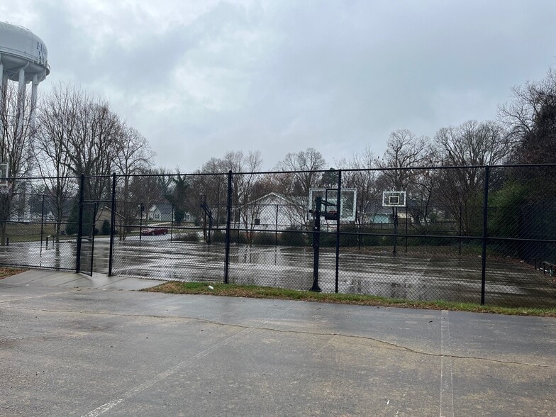 More Photos Of 622 E Lexington Ave, High Point Schools For Lease