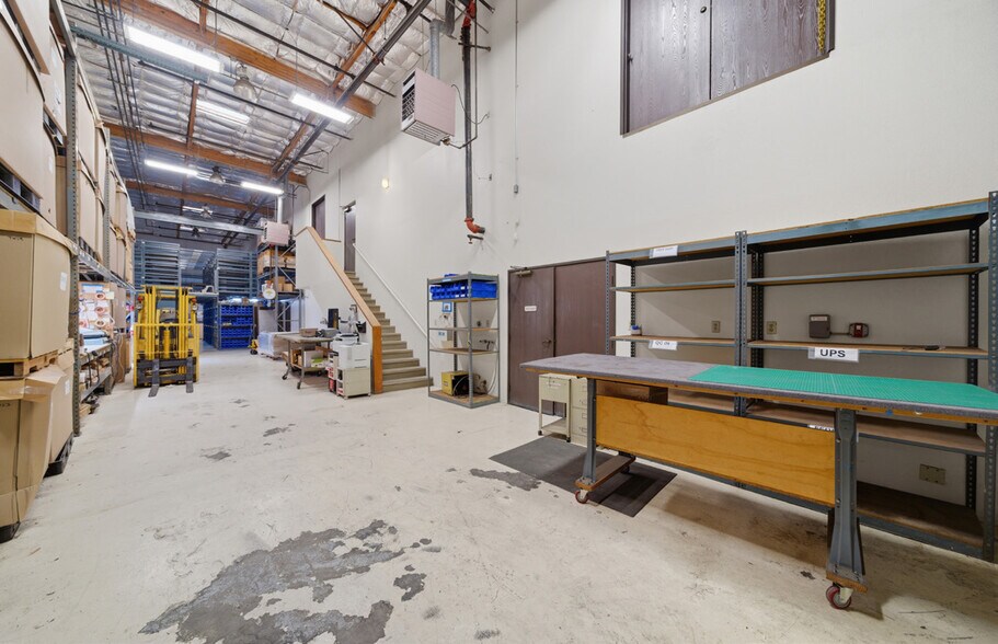 More Photos Of 5722 Buckingham Dr, Huntington Beach Warehouse For Lease