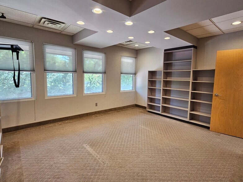 More Photos Of 202 E Main St, Huntington Medical For Lease
