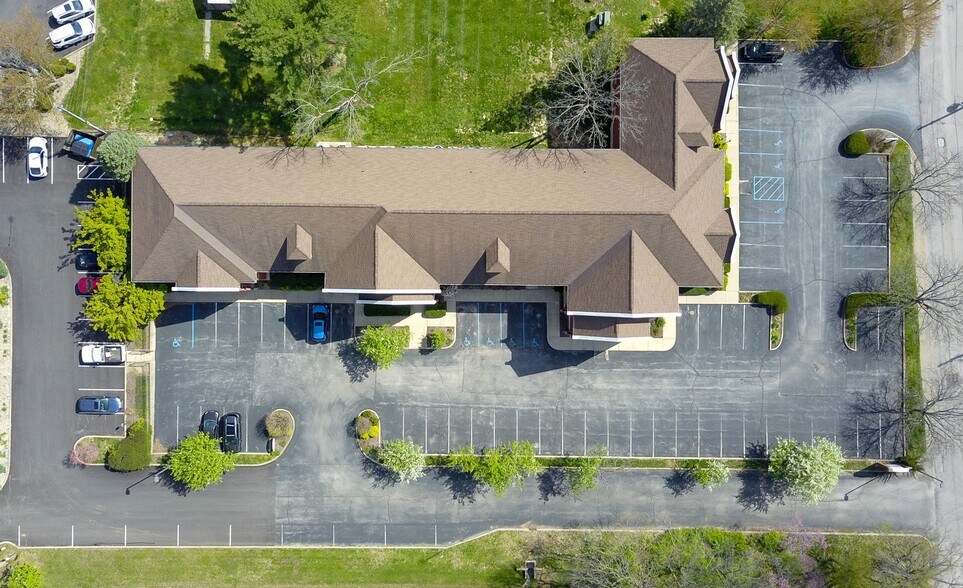 More Photos Of 639 S Walker St, Bloomington Office For Sale