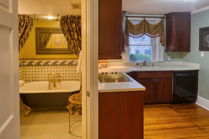 More Photos Of 14 E Taylor St, Savannah Specialty For Sale