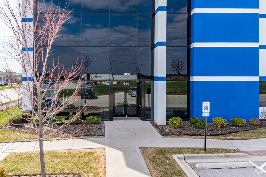 More Photos Of 1810 E Fabyan Pky, Batavia Warehouse For Lease