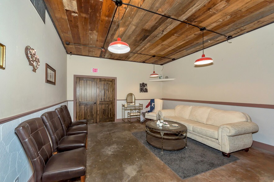 More Photos Of 2001 S Austin Ave, Denison Light Distribution For Lease